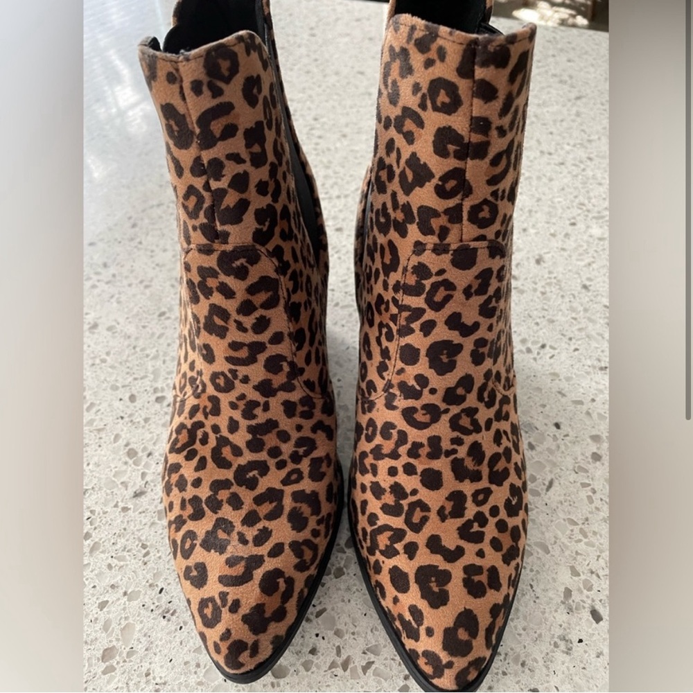 Soda Cheetah Print Chelsea Booties Size 7.5